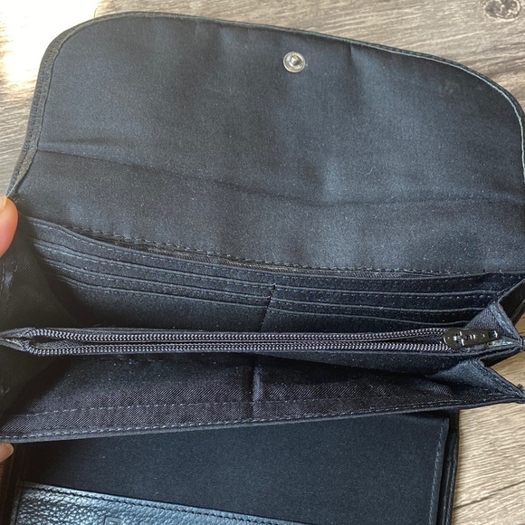 Kenneth Cole Women’s Black Leather Wallet - Picture 4 of 6